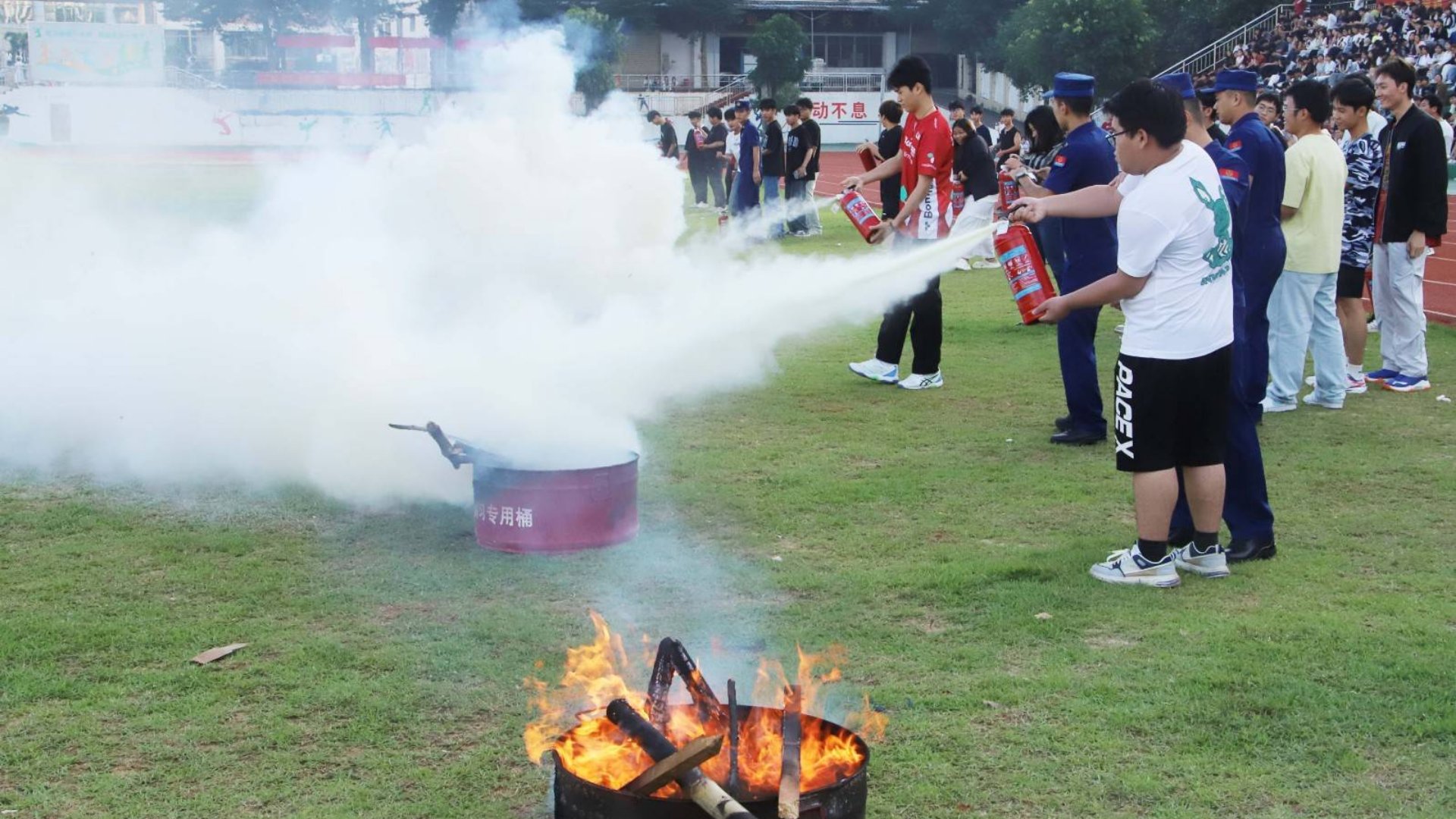 学院组织2025年新生消防知识培训及演练